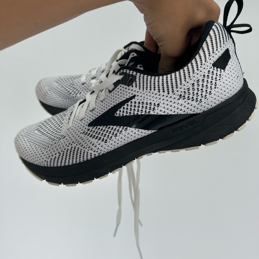 ✨WOMENS BROOKS SIZE 8 REVEL 5 RUNNING SHOE 👟